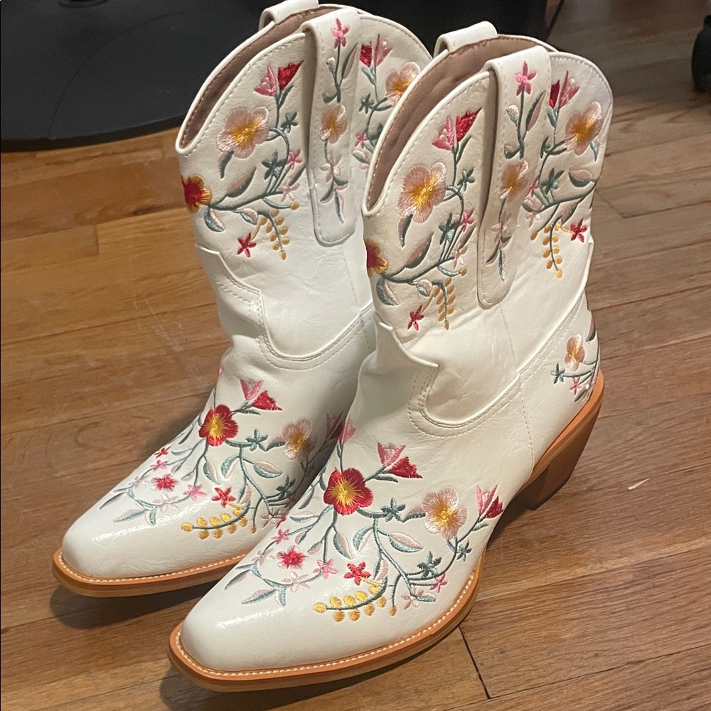 Floral Embroidered White Western Boots